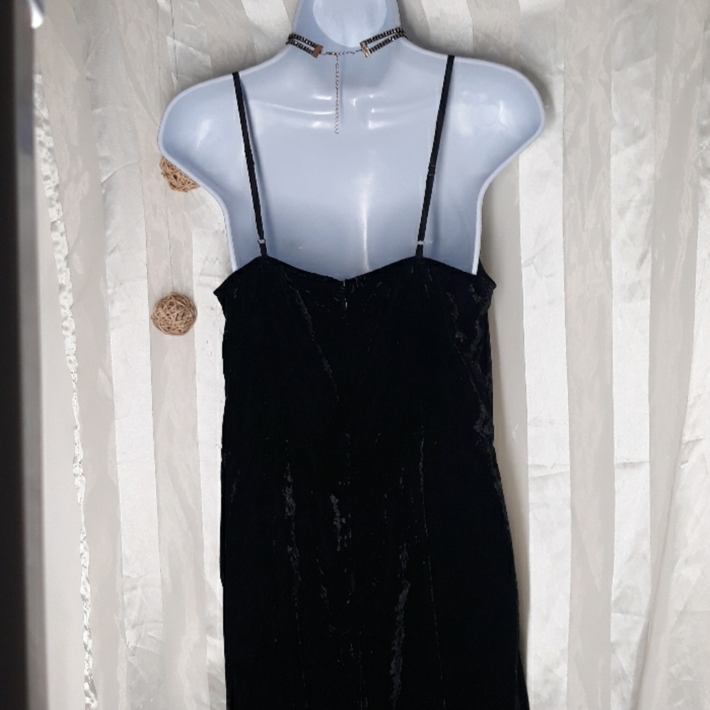 π€ Ella Moss Plunging Velvet Romper/Jumpsuit - Picture 4 of 5